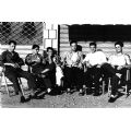 Gruppo di giovani seduti fuori dal bar del Villaggio Dalmazia, Novara, 1958